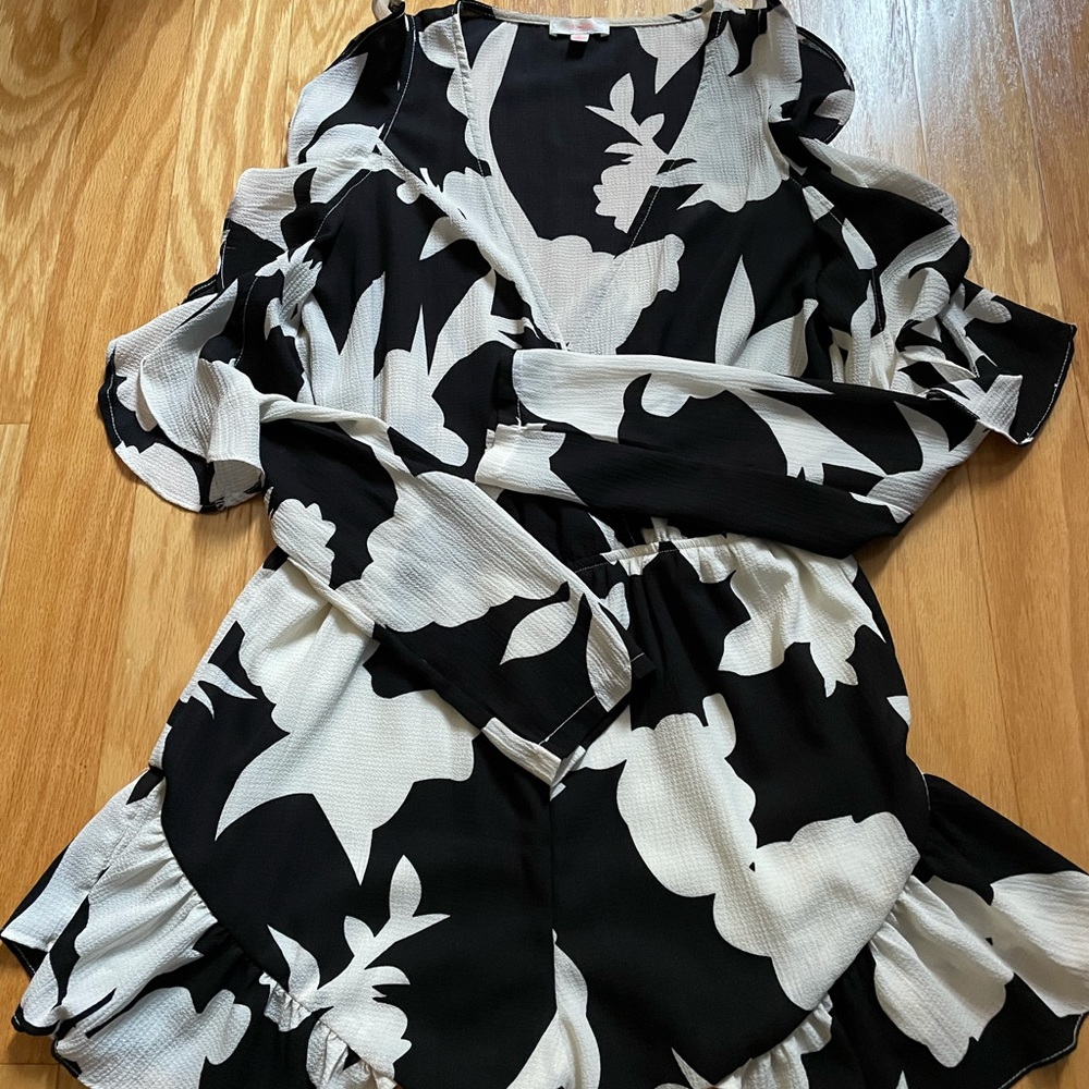 Luxxel Black and White Floral Romper Size Small